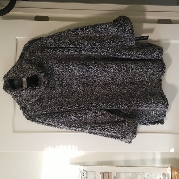 Kendall & Kylie Sweaters - Kendall + Kylie pullover size large
